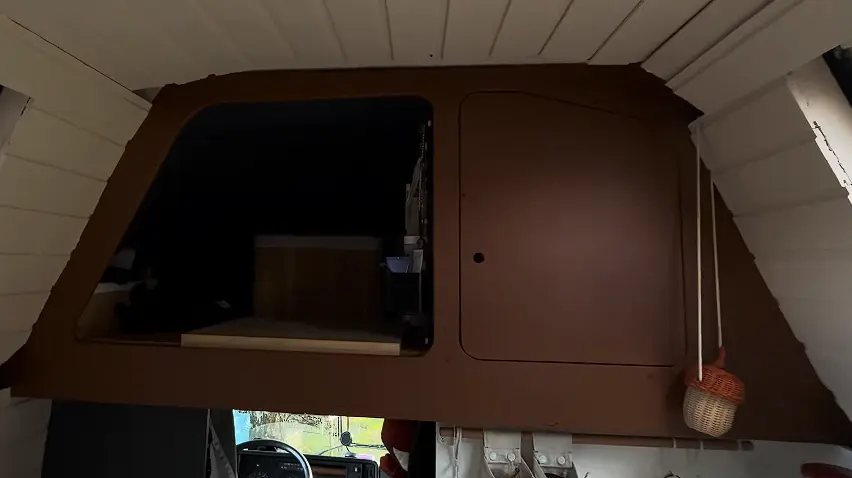 Перекрашенная мебель и шкафы в салоне VW LT